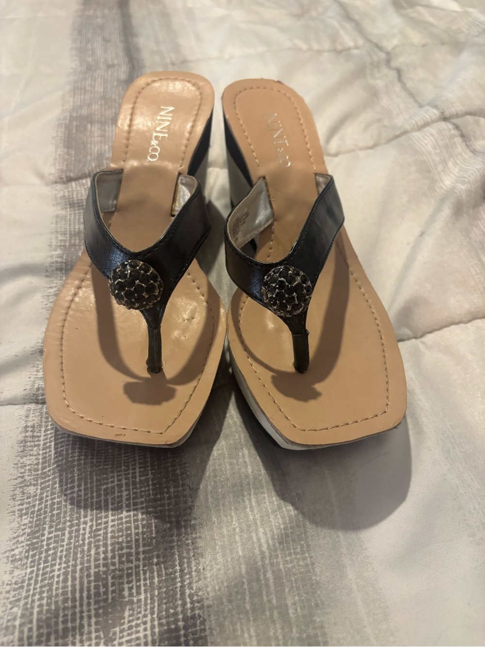 Nine & Co Black Leather Thong platform Sandals with Decorative Medallion